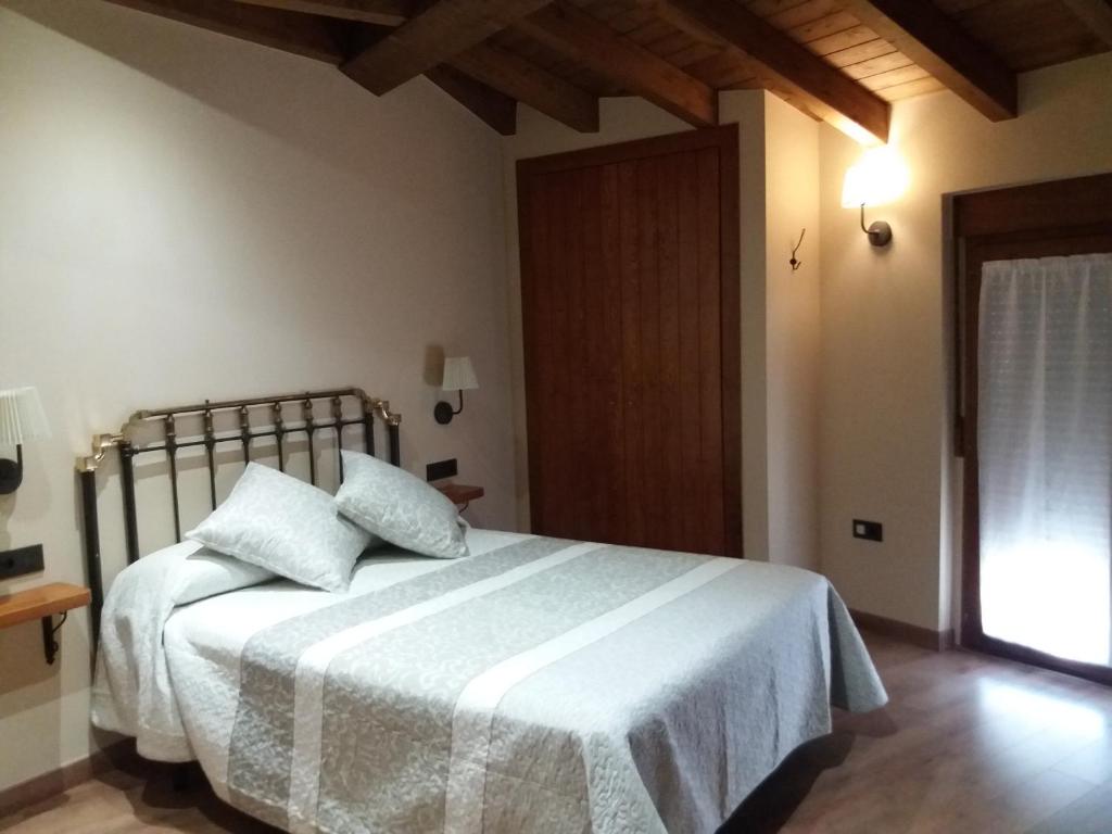 A bed or beds in a room at El Cobijo de los Arribes