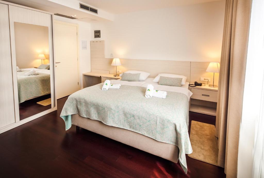 Postel nebo postele na pokoji v ubytování Hotel Borovnik