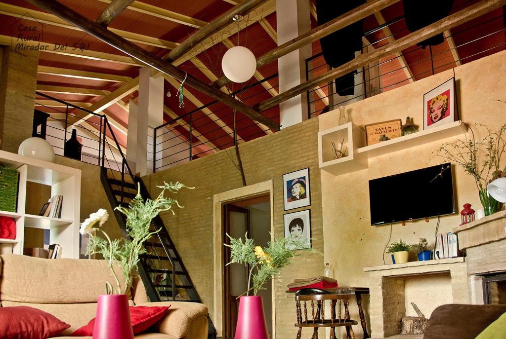 A television and/or entertainment centre at Villa Mirador del Sol, 45min playas de Doñana, 35min de Sevilla