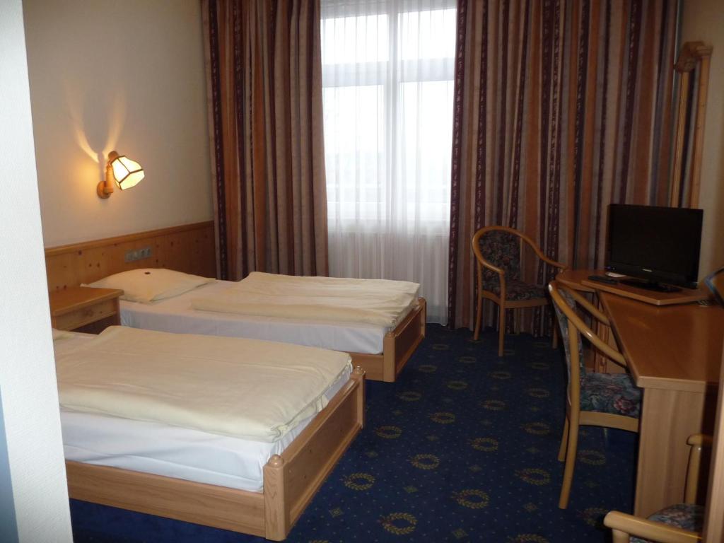 Postel nebo postele na pokoji v ubytování Hotel Kronprinz Garni