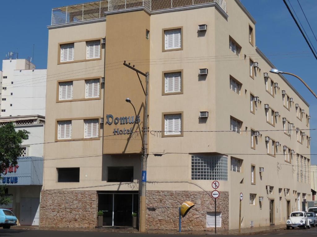 a building with a sign on the side of it at Domus Hotel Ituverava in Ituverava