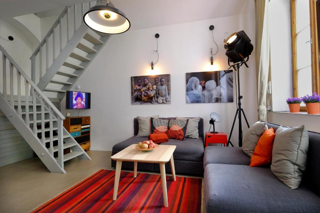 sala de estar con sofá y mesa en Pawlansky Apartments en Praga
