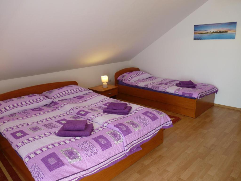 Posteľ alebo postele v izbe v ubytovaní Apartments Agrijan