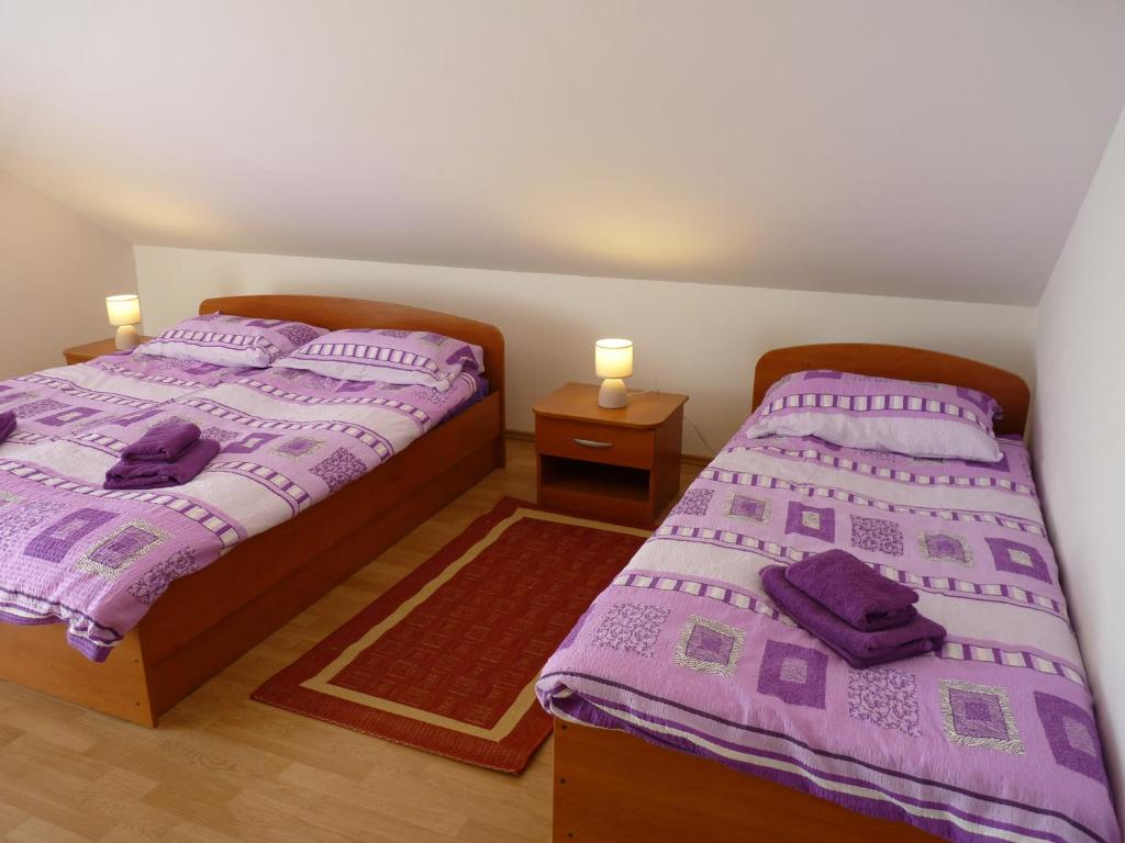 Posteľ alebo postele v izbe v ubytovaní Apartments Agrijan