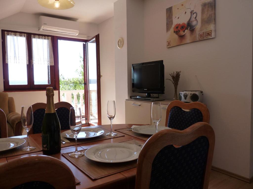Televízia a/alebo spoločenská miestnosť v ubytovaní Apartments Agrijan