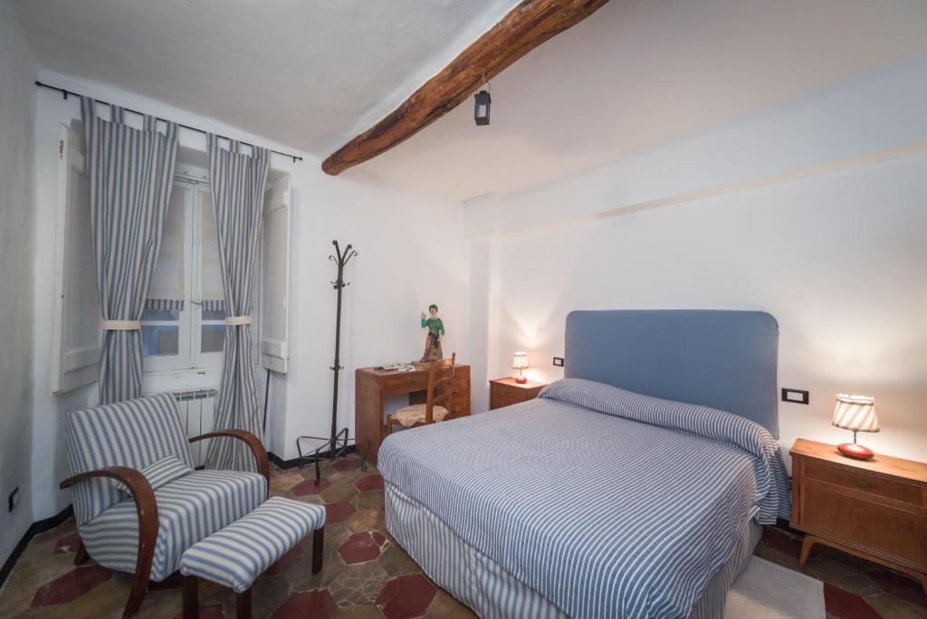 ジェノヴァにあるLa Casa del Marinaioのベッドルーム(青いベッド1台、椅子付)