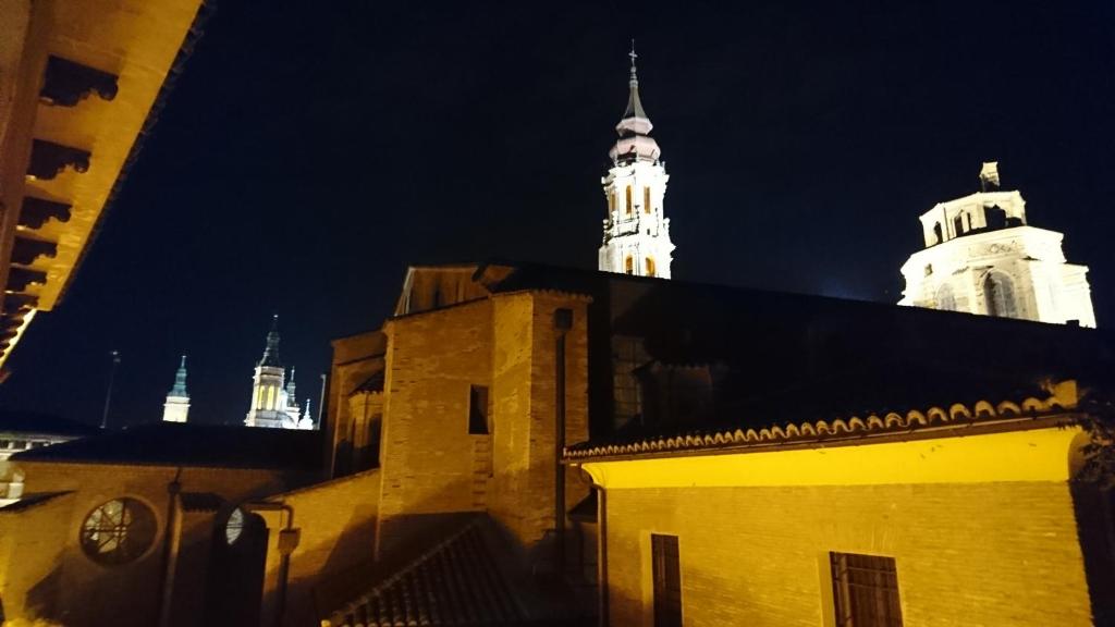 サラゴサにあるDean Dos Catedralesの夜間の二重塔の建物