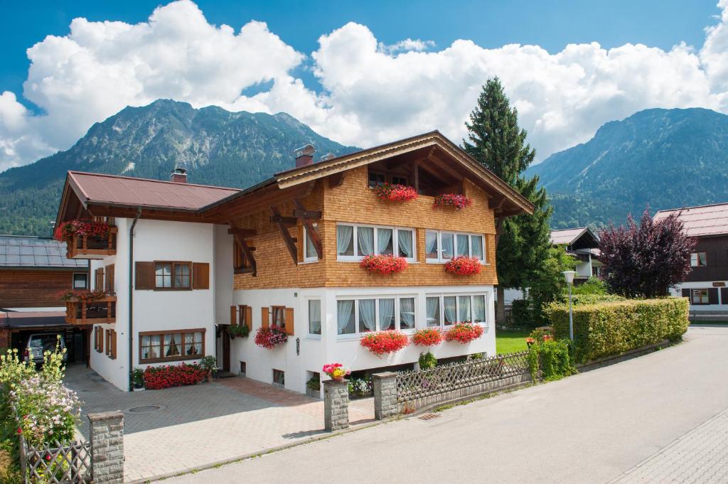 una casa con flores a un lado. en Landhaus Mayer en Oberstdorf