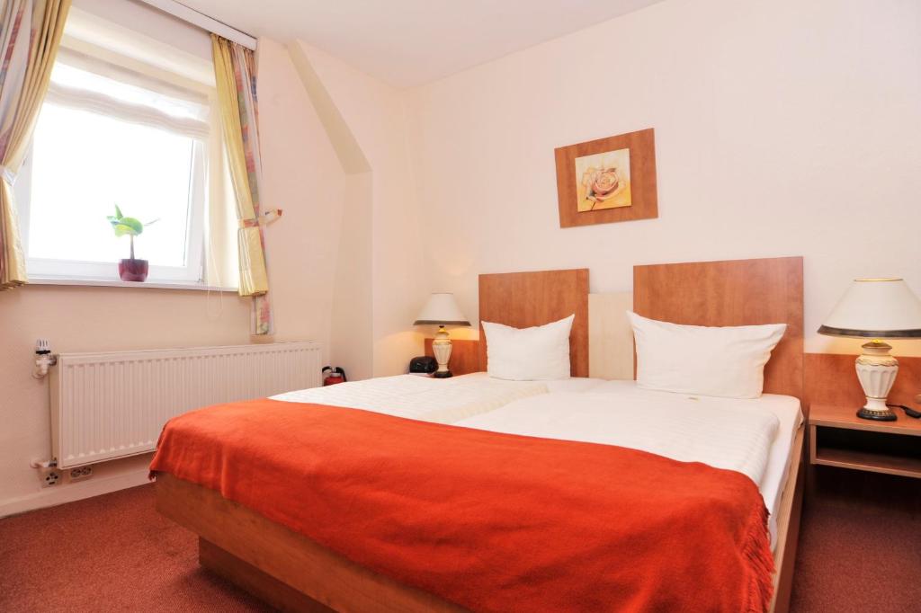 Postel nebo postele na pokoji v ubytování Hotel Hansa