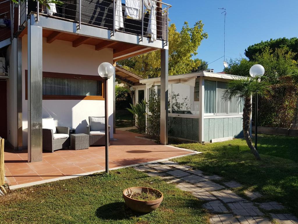 una casa con patio e balcone. di B&B Albaluna a Valenzano