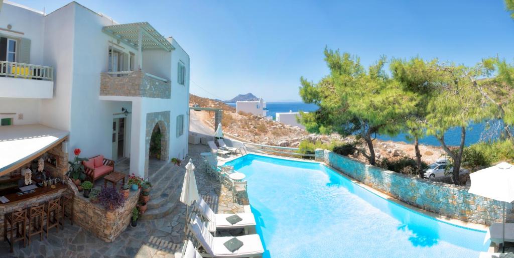 una imagen de una piscina en una villa en Yperia Hotel en Aegiali