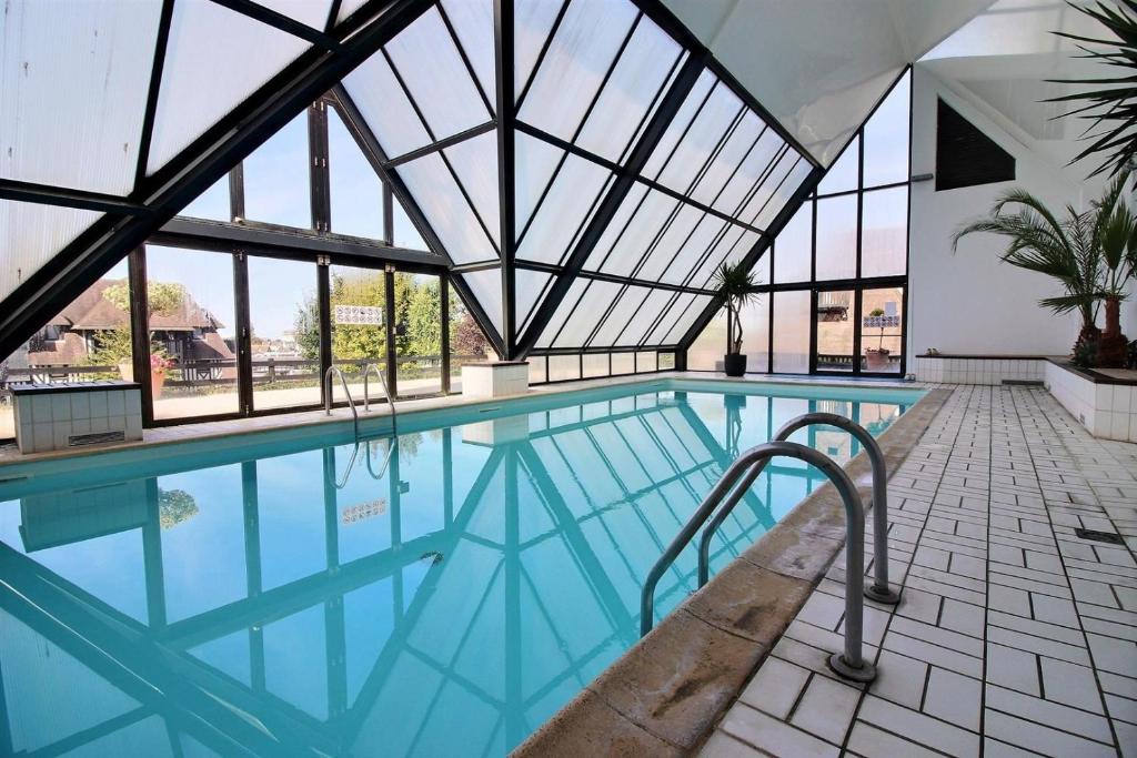 kryty basen ze szklanym sufitem w obiekcie Deauville Paradise w mieście Deauville