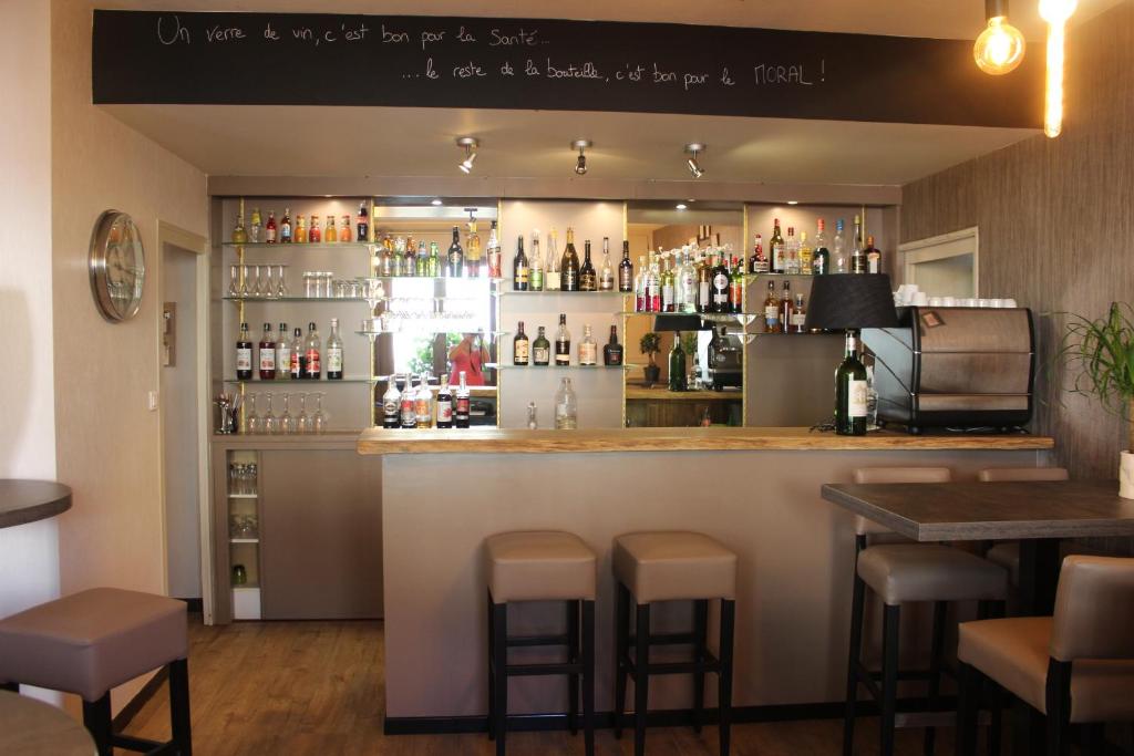 Lounge nebo bar v ubytování Hotel-Restaurant Le Sorgia