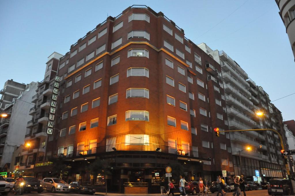 un edificio alto marrón en una calle de la ciudad en Argentino Hotel en Mar del Plata