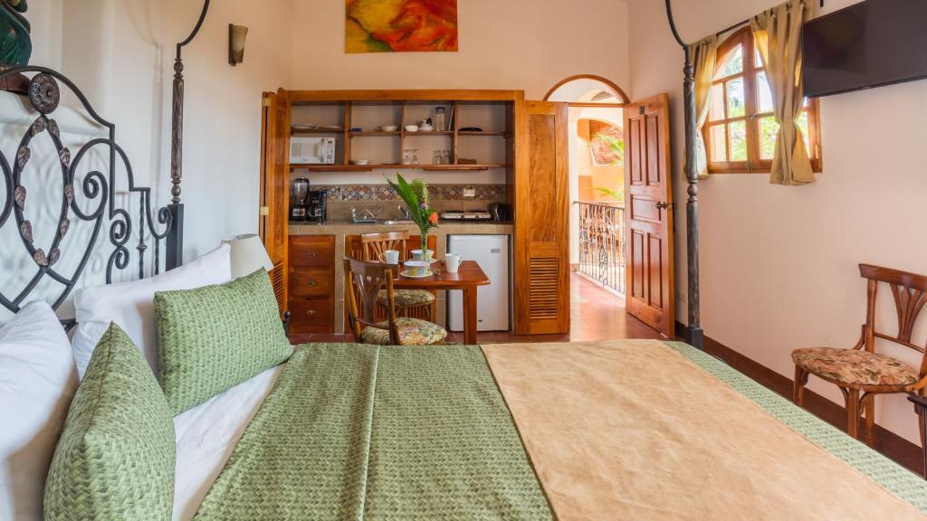 a bedroom with a bed and a kitchen at Hotel Casa San Francisco in Granada