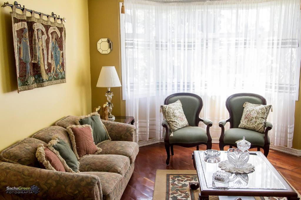 Posezení v ubytování Hostal Saint Mary´s Tababela