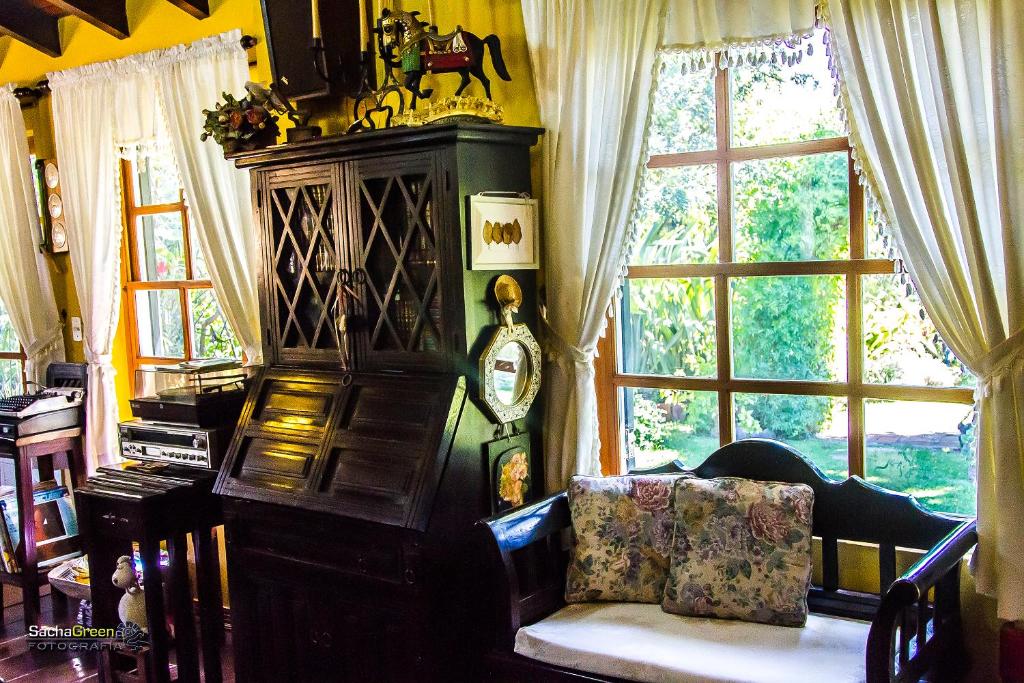 Posezení v ubytování Hostal Saint Mary´s Tababela