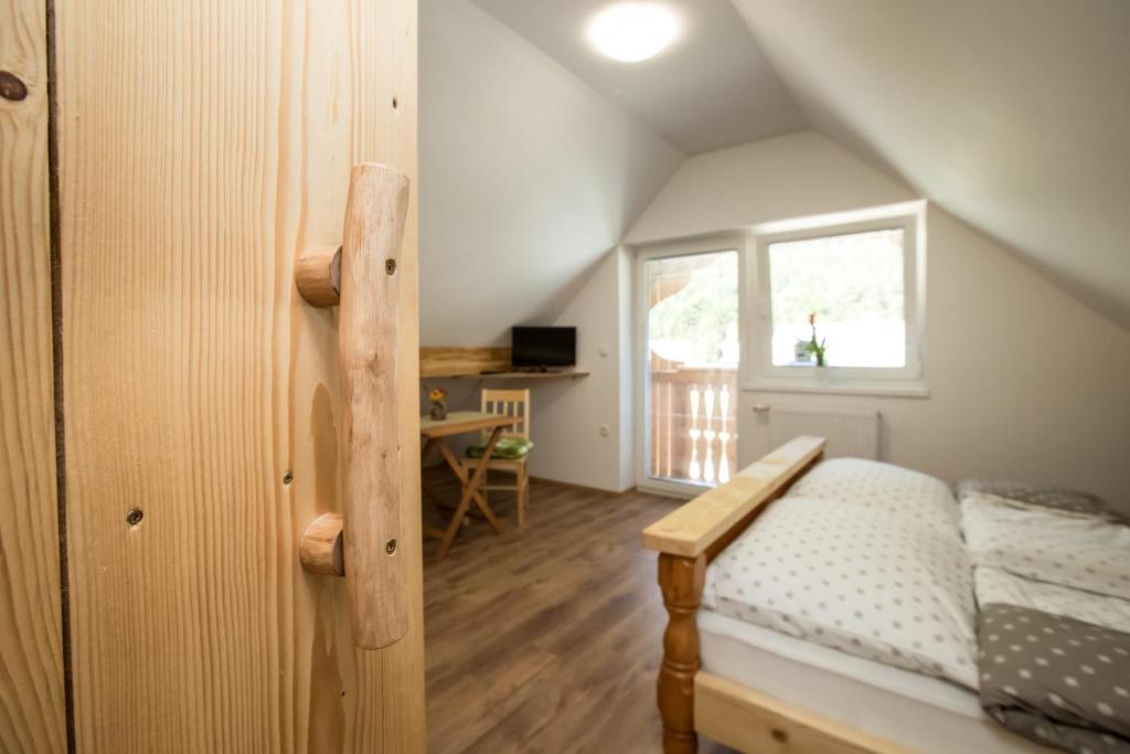 Postel nebo postele na pokoji v ubytování TriSa apartments Bohinj