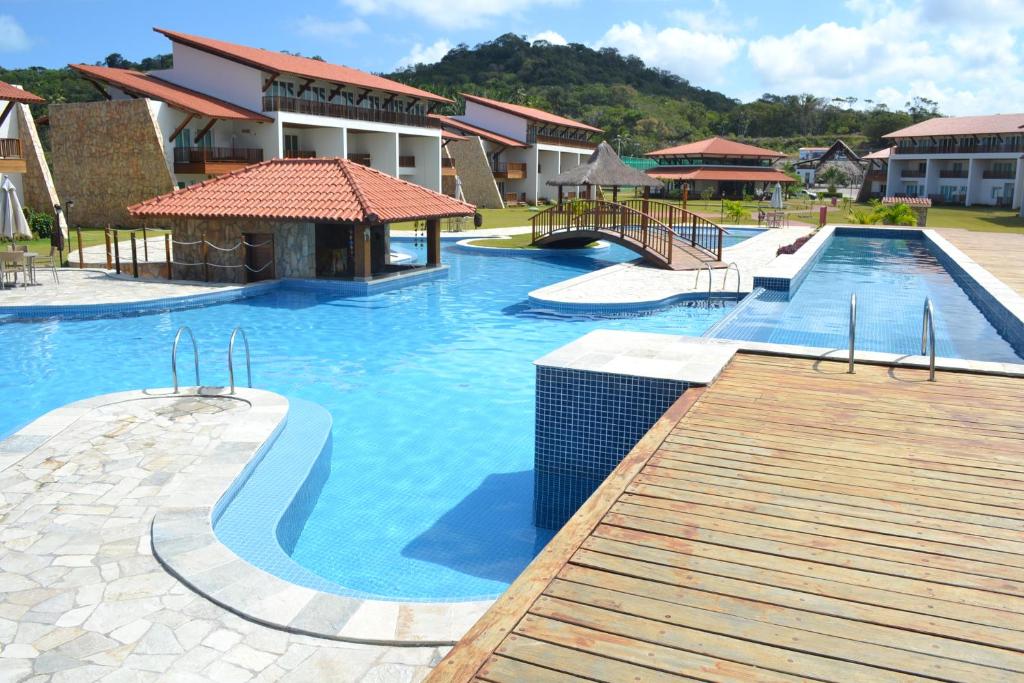 - une grande piscine d'eau bleue dans un complexe dans l'établissement Flat Praia dos Carneiros, à Praia dos Carneiros