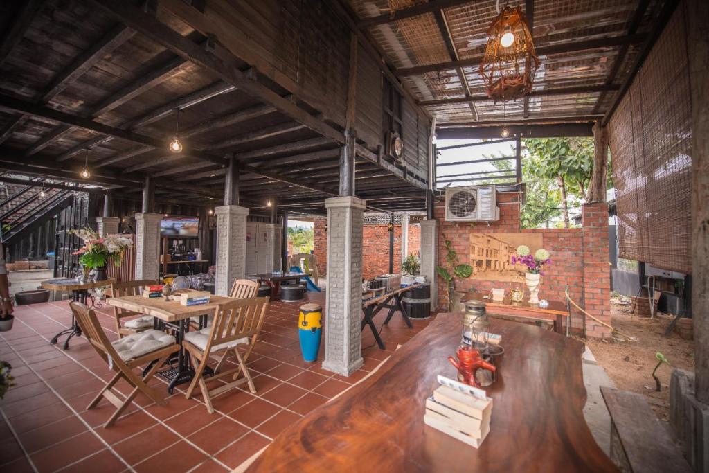 منتجع ذا داون لانغكاوي في بانتايْ سينانج: غرفة كبيرة مع طاولة وكراسي خشبية