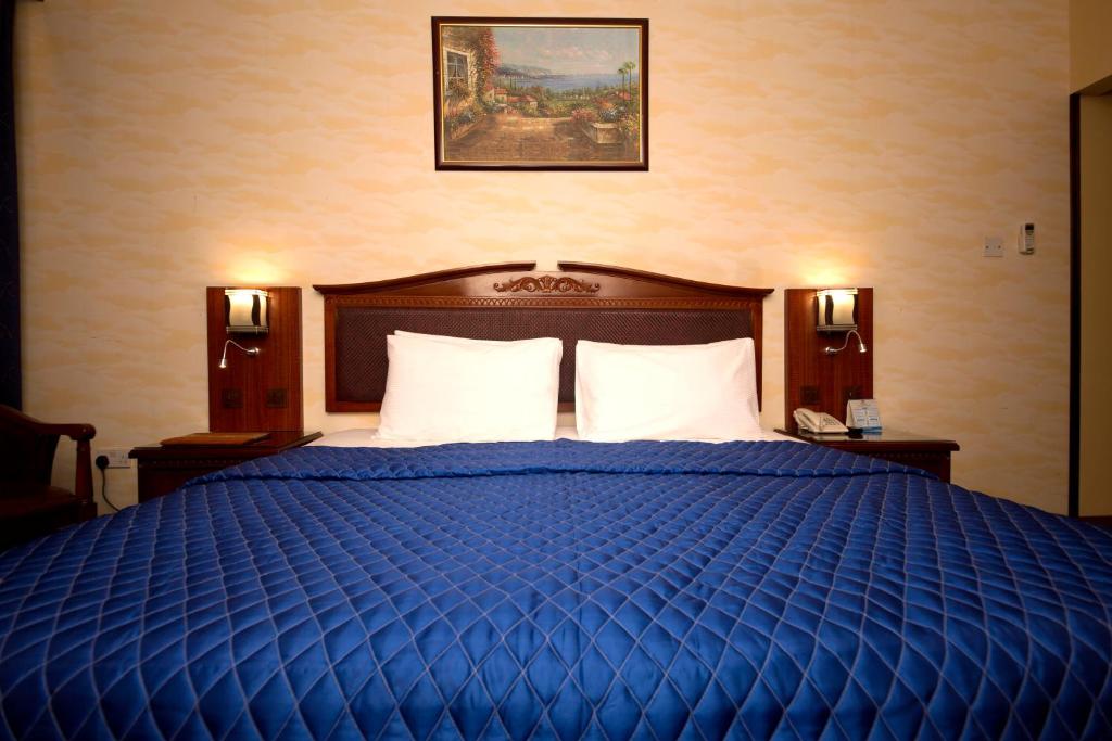 Postel nebo postele na pokoji v ubytování Mount Royal Hotel