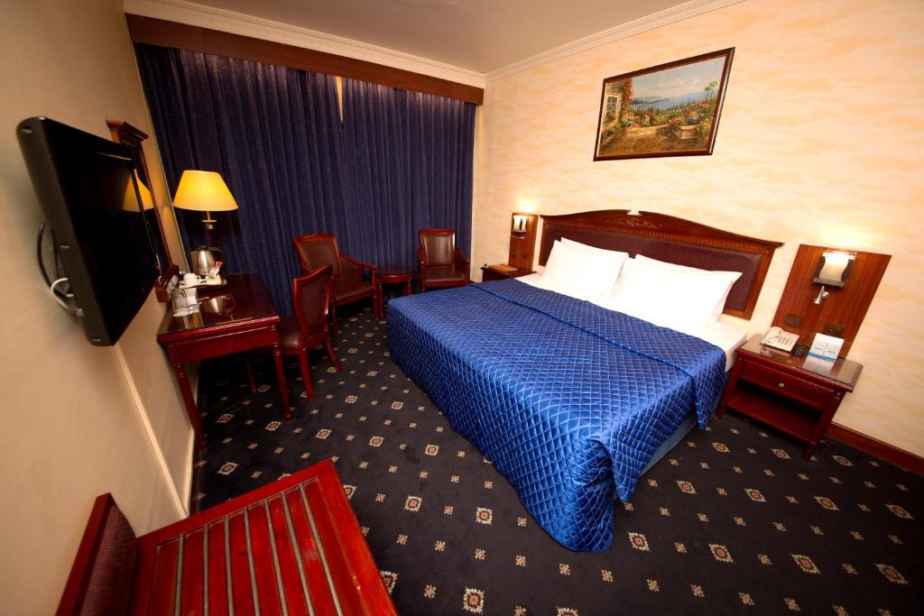 Postel nebo postele na pokoji v ubytování Mount Royal Hotel