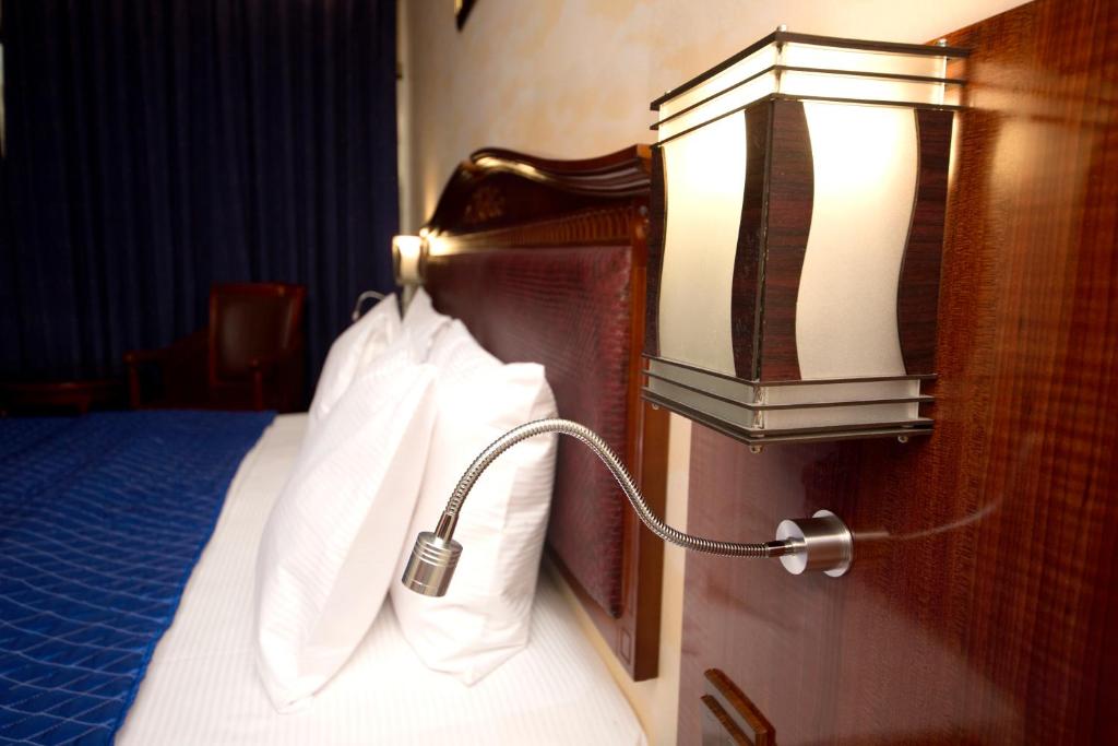 Postel nebo postele na pokoji v ubytování Mount Royal Hotel