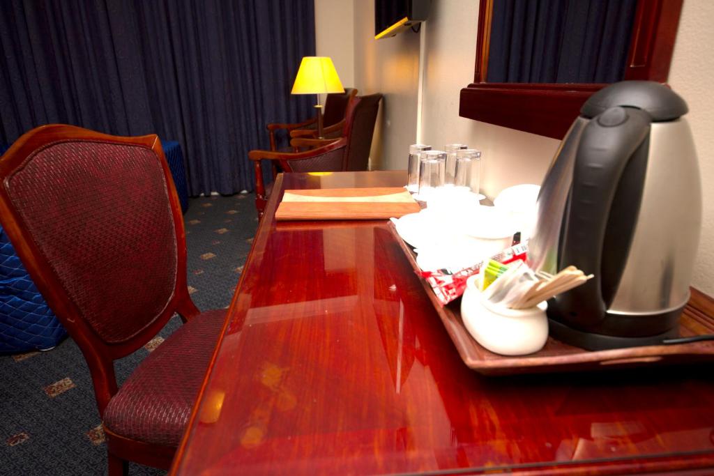 Příslušenství pro přípravu čaje a kávy v ubytování Mount Royal Hotel