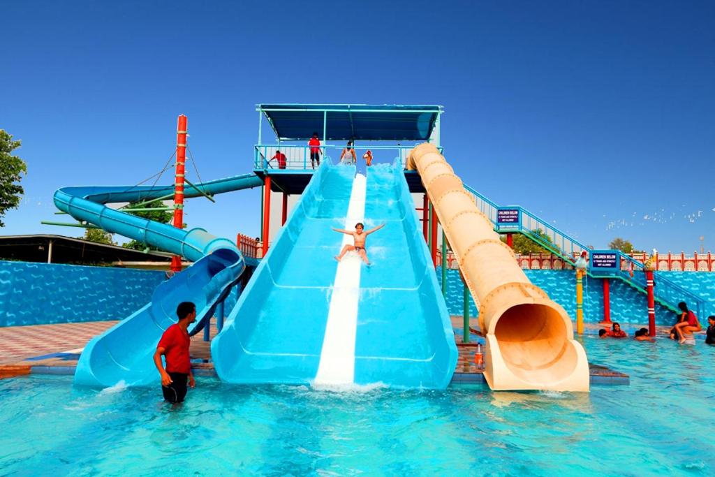 Bazén v ubytování Aapno Ghar Resort & Amusement Park nebo v jeho okolí