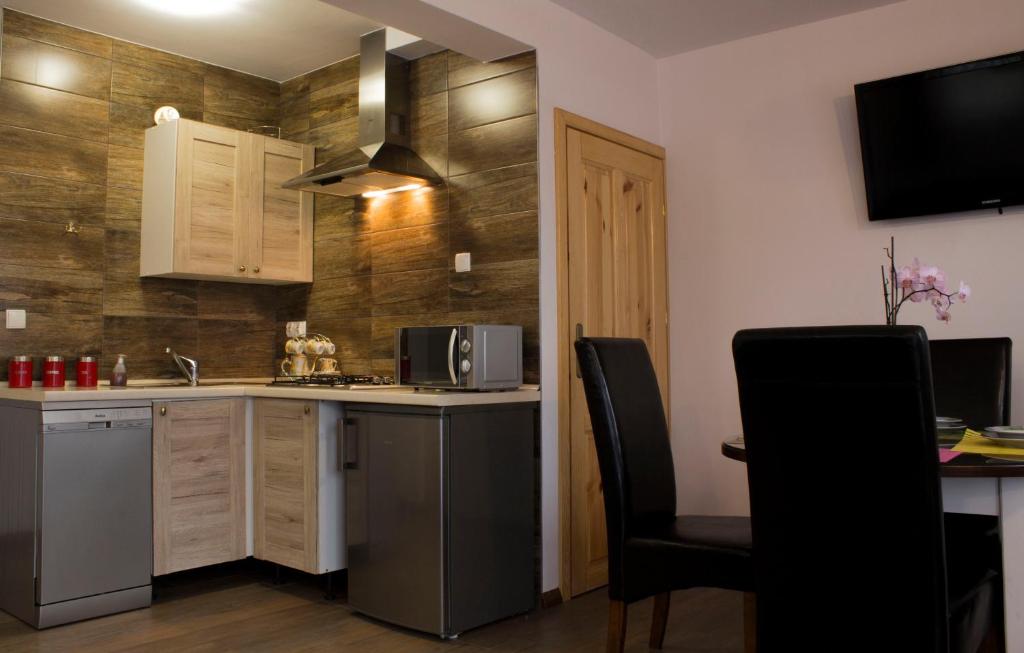 a kitchen with a sink and a microwave at Cichy Domek in Małe Ciche