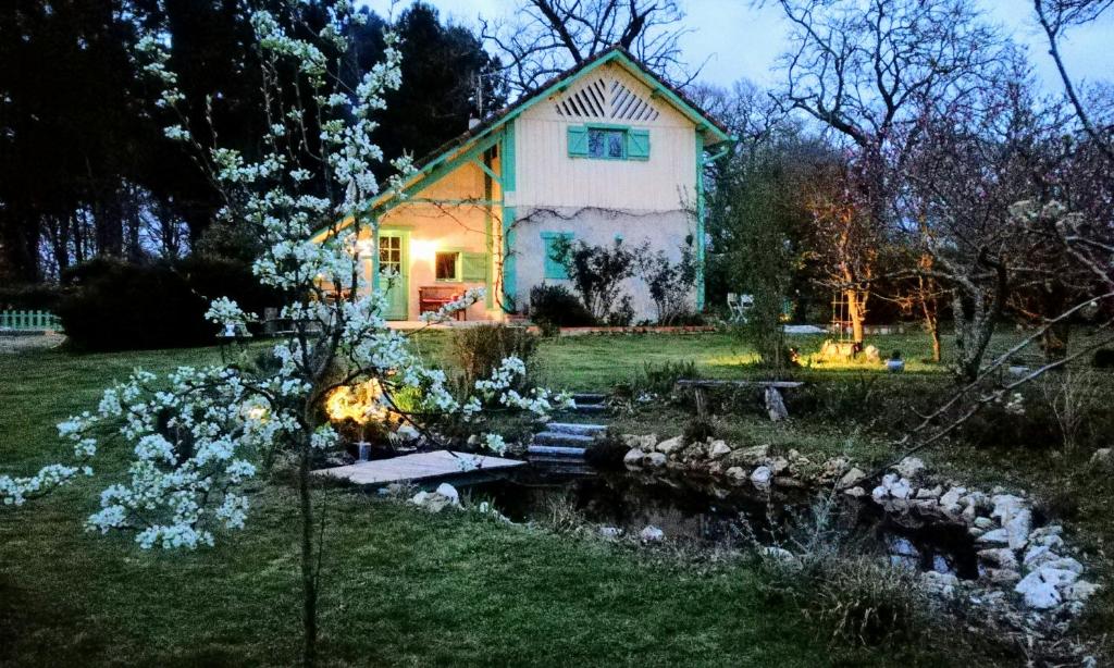 a house in the middle of a yard at Les Hôtes Landes in Saint-Gor