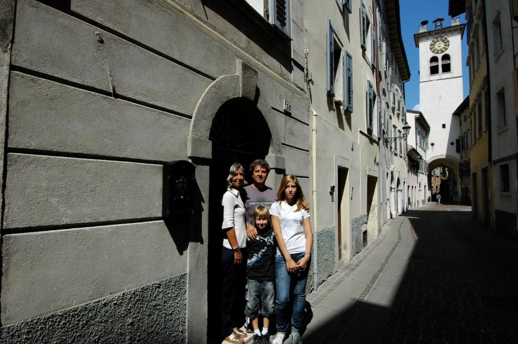 una famiglia che si trova all'ingresso di un edificio di BeB Casa Bettini a Rovereto