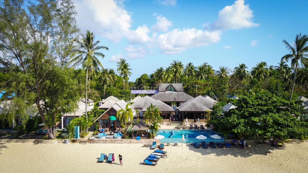 een luchtzicht op een resort met een zwembad bij Sea Valley Resort in Lipa Noi