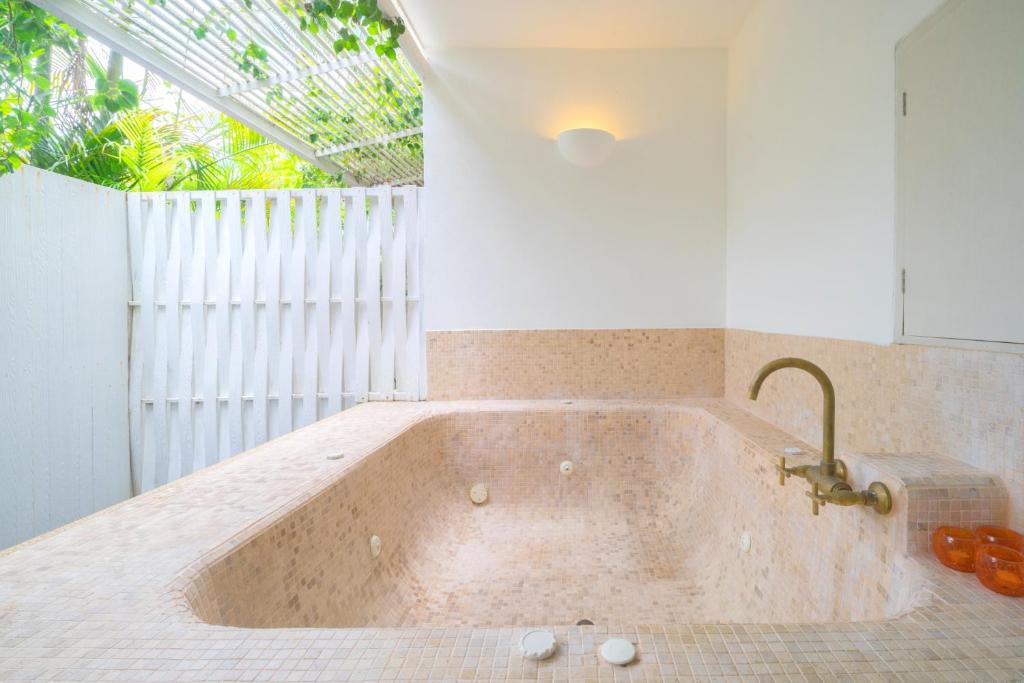 Ocean Breeze Resort Khaolak - 豪华套房 - 带水疗浴缸