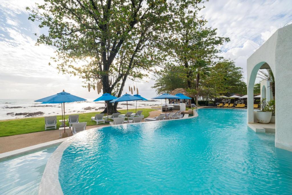 Bazén v ubytování Ocean Breeze Resort Khaolak nebo v jeho okolí