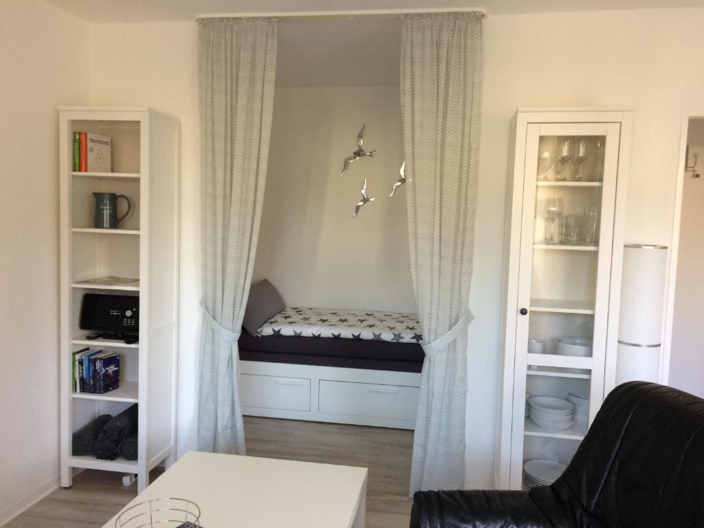 Zimmer mit Fensterplatz in einem Zimmer in der Unterkunft Ferienwohnung Möwe in Bremerhaven