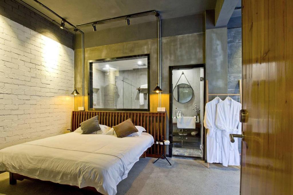 0517 Boutique Hotel - Lotus Peak King Size Room (201)