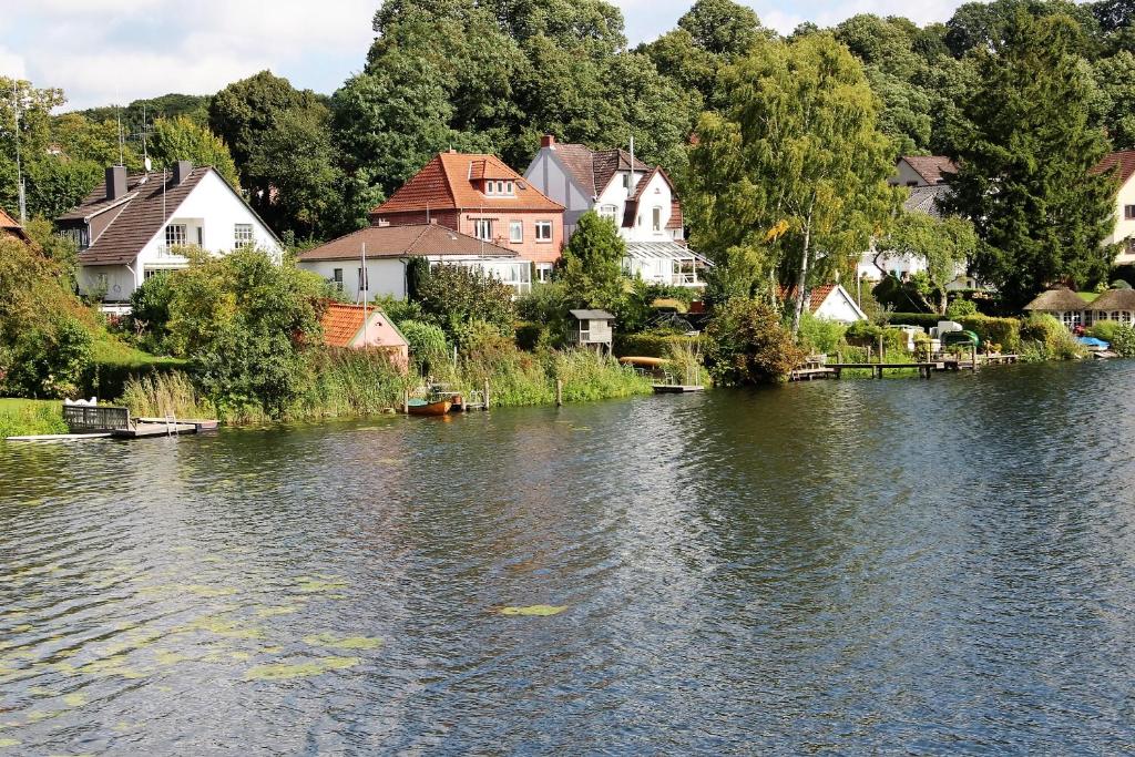 a river with houses on the shore of a town at Apartment am Stadtsee in Mölln