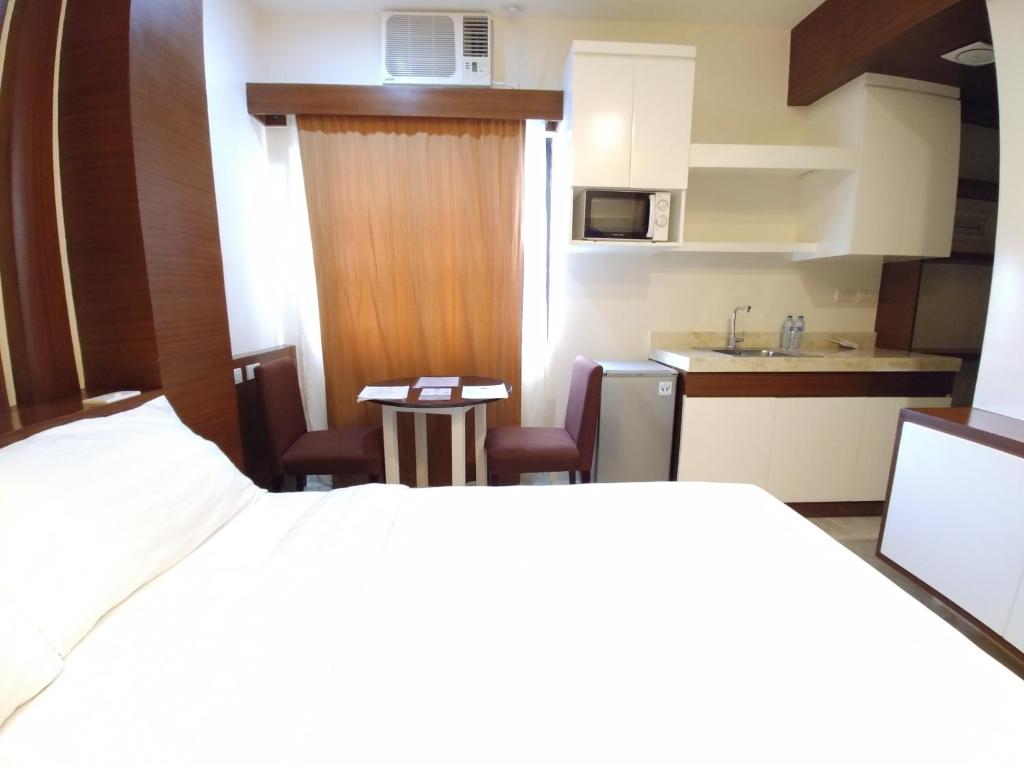 Postel nebo postele na pokoji v ubytování Bed and Bath Serviced Suites