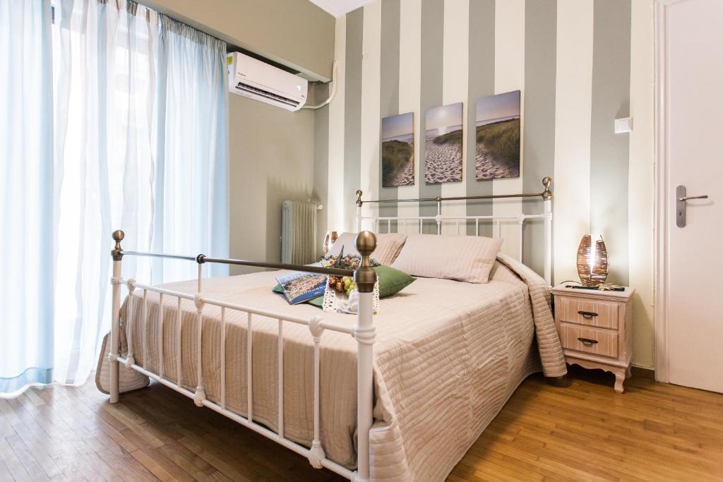 アテネにあるCharming Acropolis Metro Station apartment, clean and cozyのベッドルーム1室(白いベッド1台付)