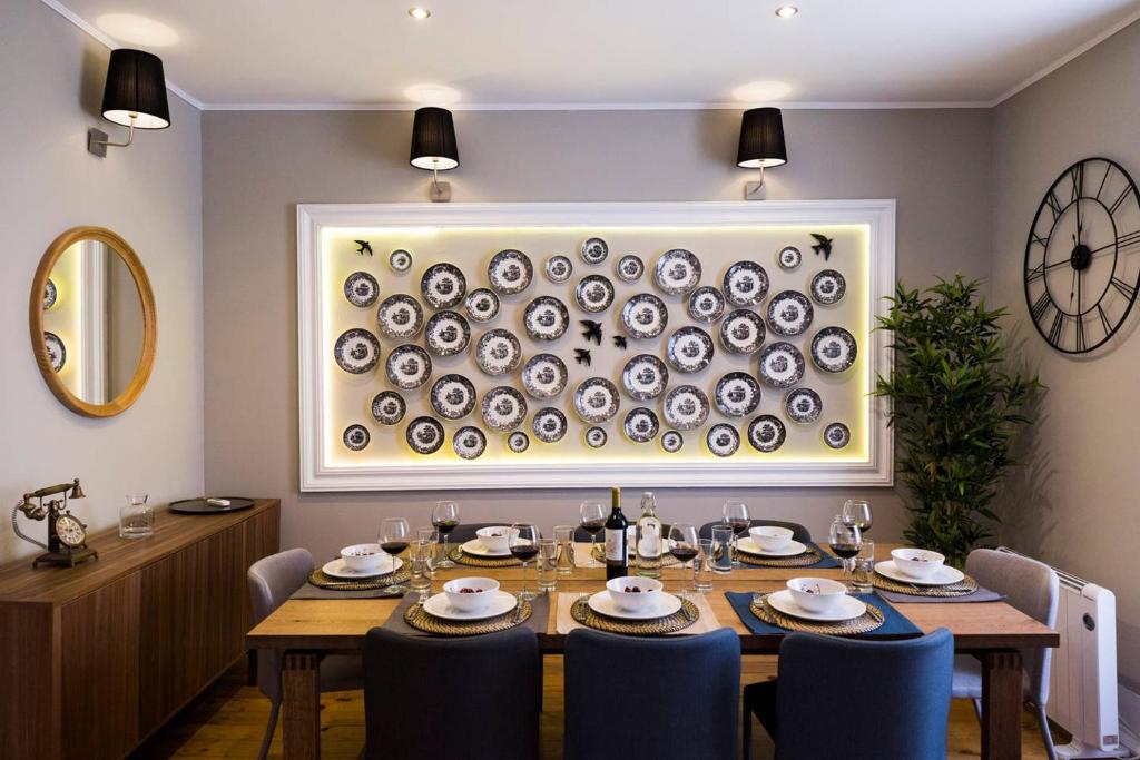 uma sala de jantar com uma mesa e uma fotografia de pratos em Ola Lisbon - Principe Real III em Lisboa