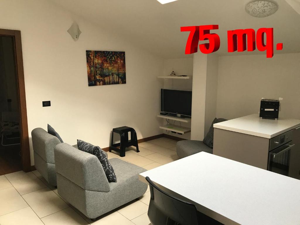 - un salon avec un canapé et une télévision dans l'établissement Appartamento Pedrotti, à Arco