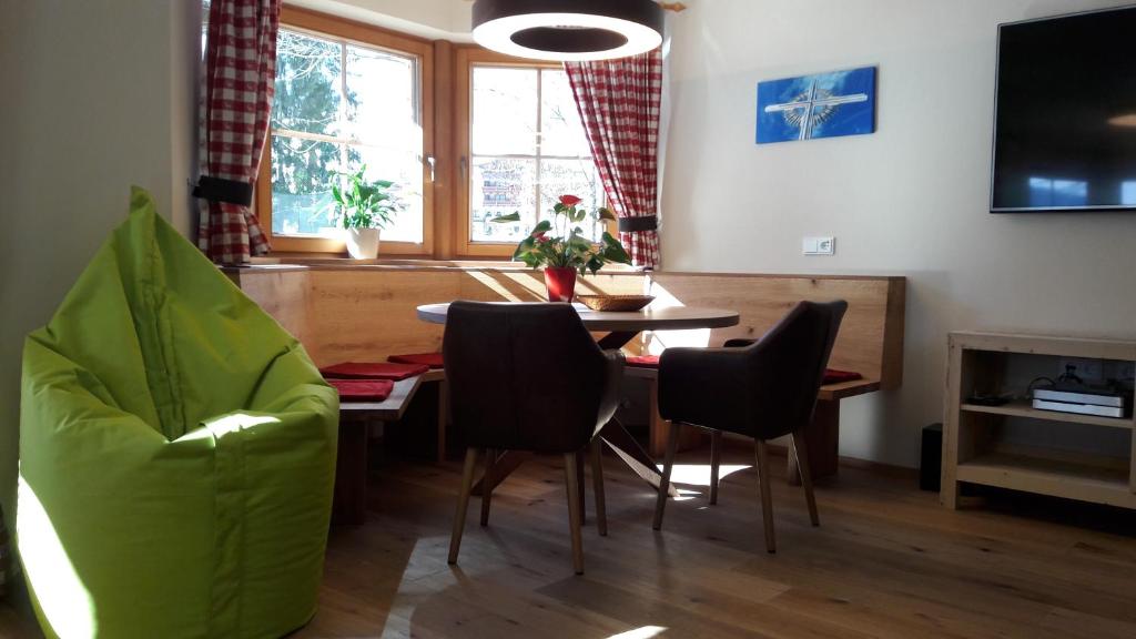 a living room with a dining room table and chairs at Appartement Unterberger in Oberau