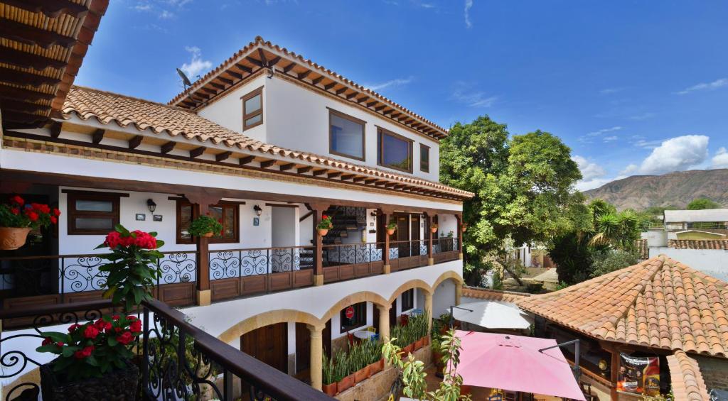 Elle offre une vue sur une maison dotée d'un balcon. dans l'établissement Plaza Medina Hotel, à Sáchica