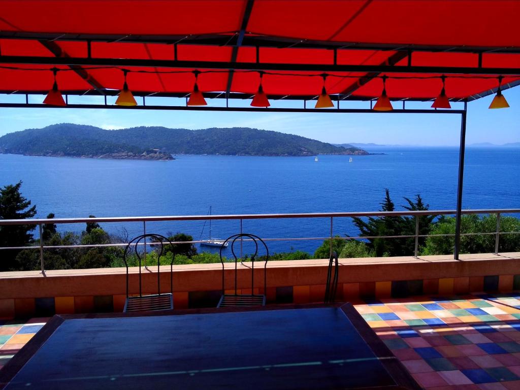 - une vue sur l'océan depuis la piscine dans l'établissement Villa Mirabel, sur l'Île du Levant