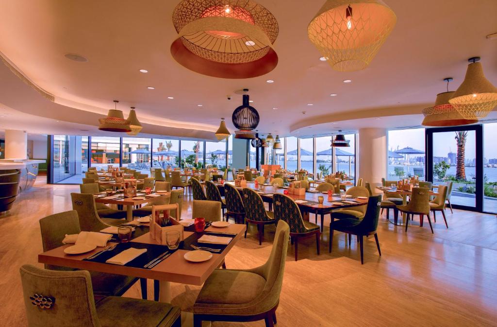 Restaurace v ubytování The Retreat Palm Dubai MGallery by Sofitel