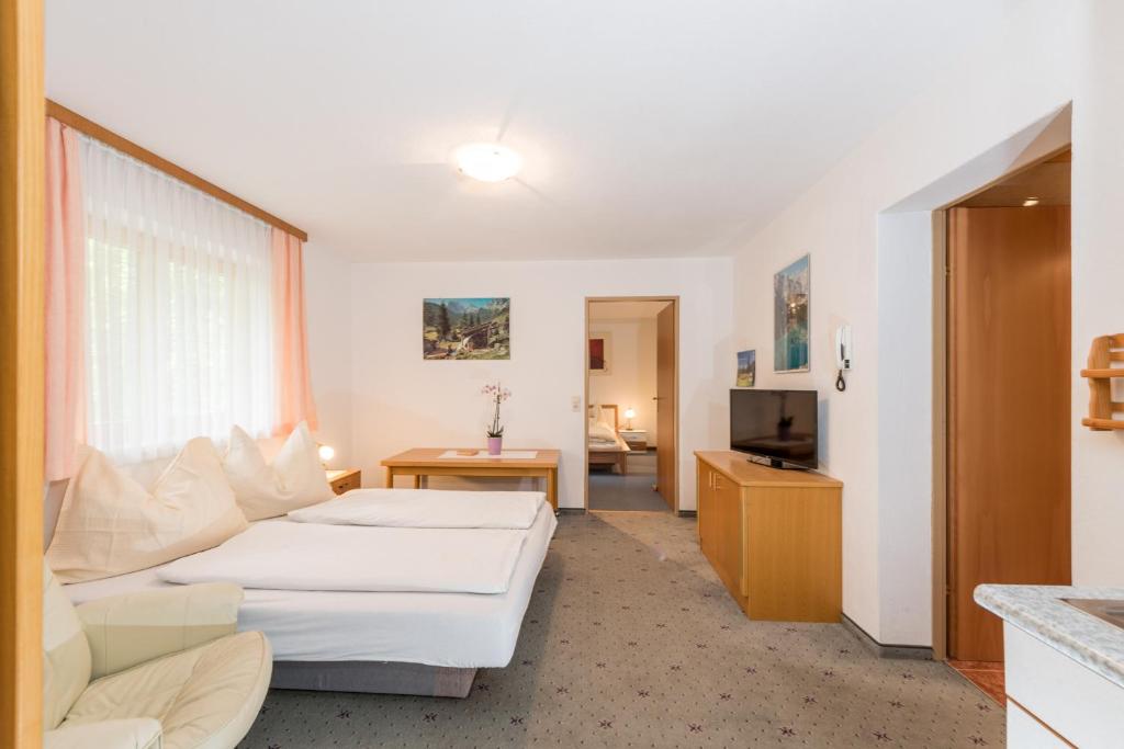 Postel nebo postele na pokoji v ubytování Landhaus Bergzeit