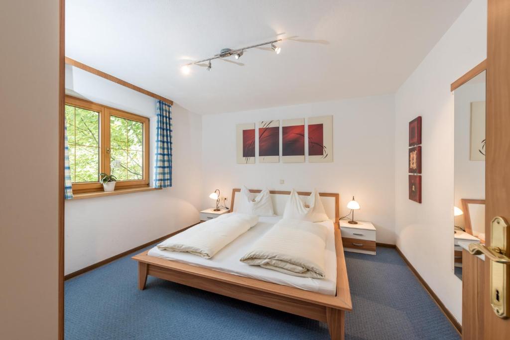 Postel nebo postele na pokoji v ubytování Landhaus Bergzeit