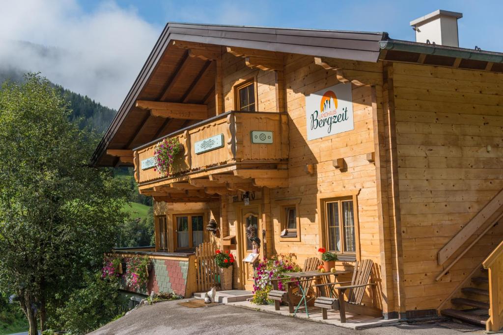 Nespecifikovaný výhled na hory nebo výhled na hory při pohledu z penzionu – hostince