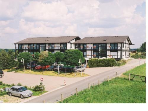 ein Gebäude mit einem davor geparkt in der Unterkunft Hotel Abendroth in Chemnitz